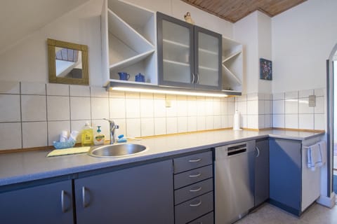 Cookware/dishes/utensils, dining tables