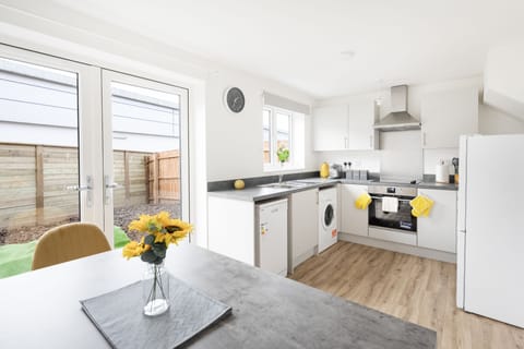 Full-size fridge, microwave, oven, toaster