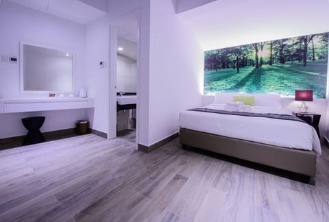 Deluxe Double Room (Gold) | In-room safe, desk, iron/ironing board (on request), WiFi (free)