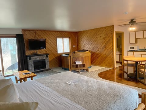 Premier Studio Suite, 1 King Bed, Hot Tub | Desk, laptop workspace, iron/ironing board, free WiFi