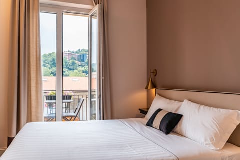 Classic Double or Twin Room | Minibar, in-room safe, soundproofing, free WiFi