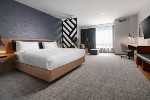 Studio, 1 King Bed with Sofa bed | Desk, laptop workspace, blackout drapes, iron/ironing board