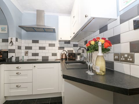 Cottage | Private kitchen | Fridge, dishwasher, electric kettle, toaster