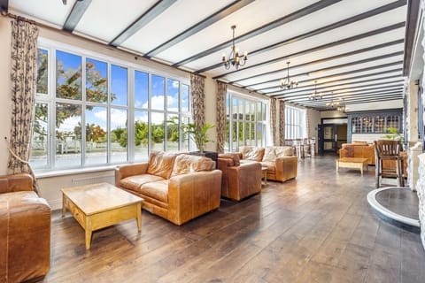 Serves lunch and dinner