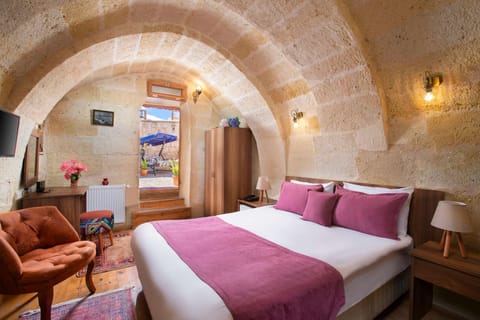 4 bedrooms, premium bedding, down comforters, desk