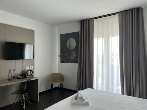 Premium bedding, down comforters, minibar, in-room safe