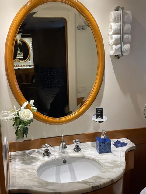 Standard Room, 2 Twin Beds, Non Smoking, Canal View | Bathroom | Shower, rainfall showerhead, designer toiletries, hair dryer