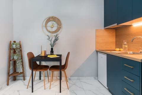 Design Studio Suite | Private kitchen | Mini-fridge, stovetop, electric kettle, cookware/dishes/utensils