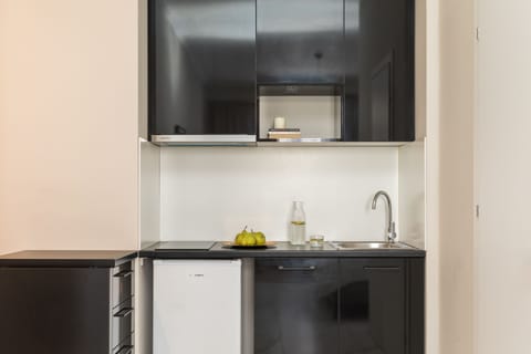 Deluxe Studio Suite | Private kitchen | Mini-fridge, stovetop, electric kettle, cookware/dishes/utensils