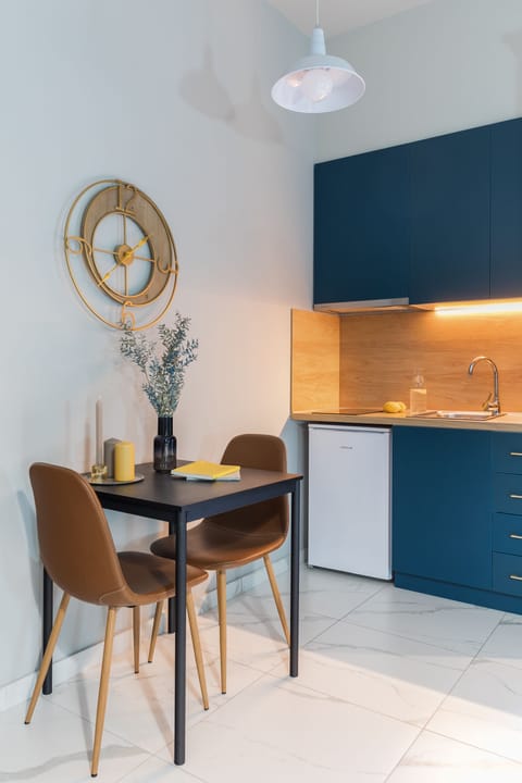 Design Studio Suite | Private kitchen | Mini-fridge, stovetop, electric kettle, cookware/dishes/utensils