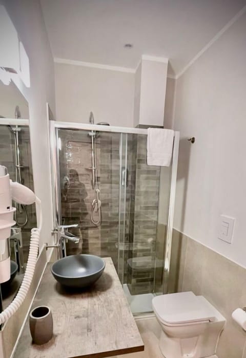 Deluxe Double Room Ambra | Bathroom | Shower, hair dryer, bidet, towels