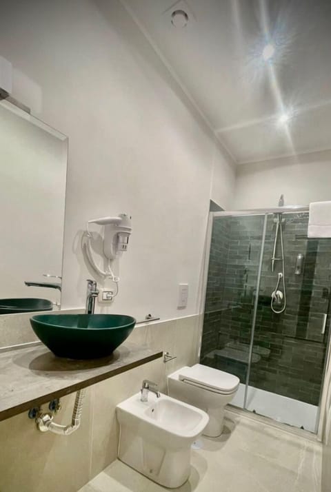 Family Quadruple Room | Bathroom | Shower, hair dryer, bidet, towels