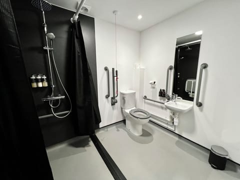 Double Room | Bathroom | Shower, free toiletries, hair dryer, towels
