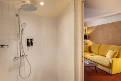Suite | Bathroom | Shower, hair dryer, towels