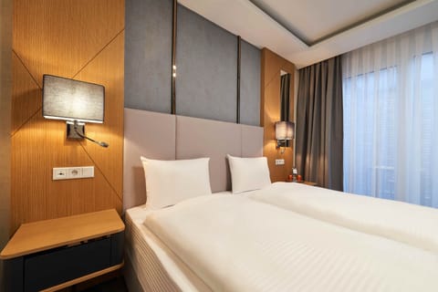 Superior Double Room | Hypo-allergenic bedding, minibar, in-room safe, desk