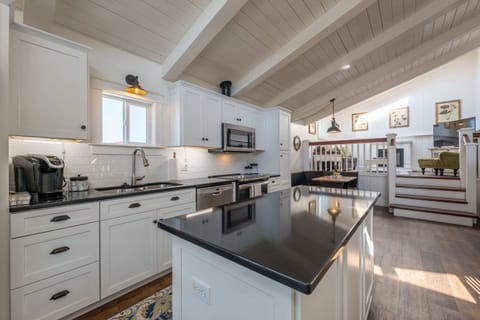 Deluxe Quadruple Room | Private kitchen | Coffee/tea maker