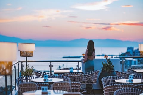 Cocktail bar, ocean views, open daily