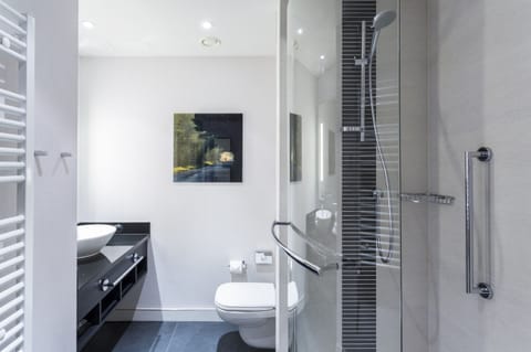 Room, 1 King Bed | Bathroom | Free toiletries, hair dryer, towels