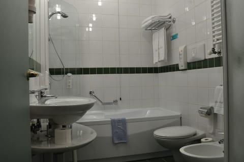 Comfort Double Room | Bathroom | Shower, free toiletries, hair dryer, towels