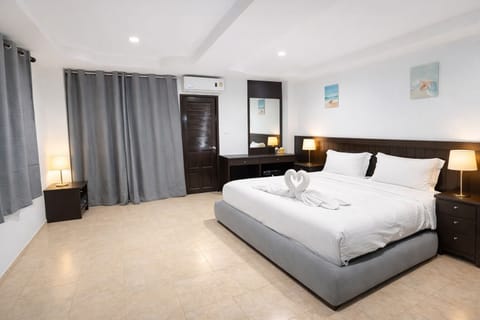 Deluxe Room, 1 King Bed | Free minibar items, desk, laptop workspace, free WiFi