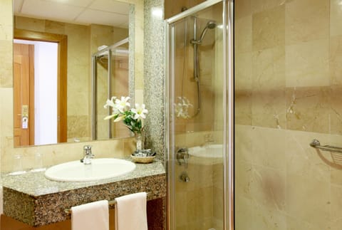 Deep soaking tub, free toiletries, hair dryer, towels