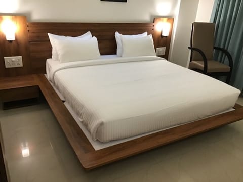 Executive Double Room | Desk, free WiFi
