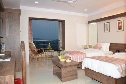 Premium Room, 1 Double Bed, Private Bathroom | Minibar, in-room safe, soundproofing, iron/ironing board