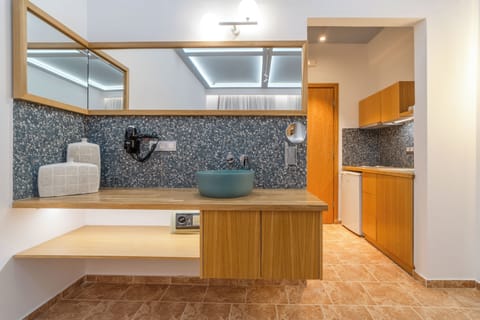 Deluxe Room | Private kitchen | Full-size fridge, stovetop, espresso maker, electric kettle