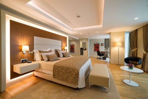 Presidential Suite | In-room safe, desk, laptop workspace, blackout drapes