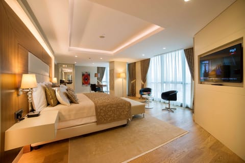 Presidential Suite | In-room safe, desk, laptop workspace, blackout drapes