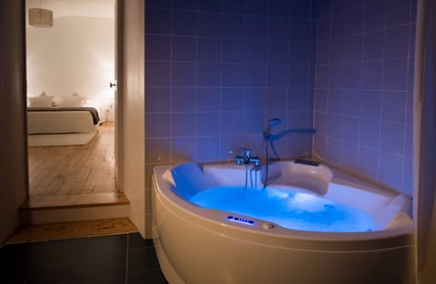 Jetted tub