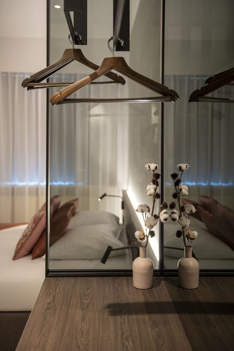 Standard Room, 1 Queen Bed | Cribs/infant beds, rollaway beds, free WiFi, alarm clocks