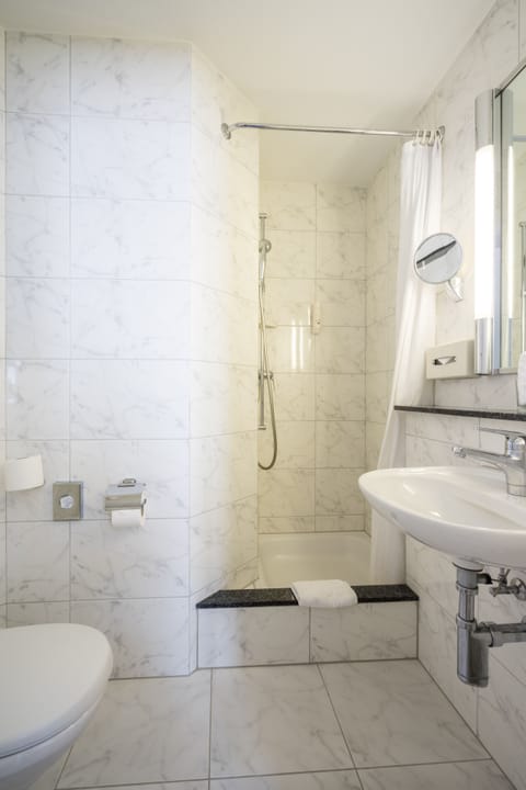 Standard Twin Room | Bathroom | Free toiletries, hair dryer, towels, soap