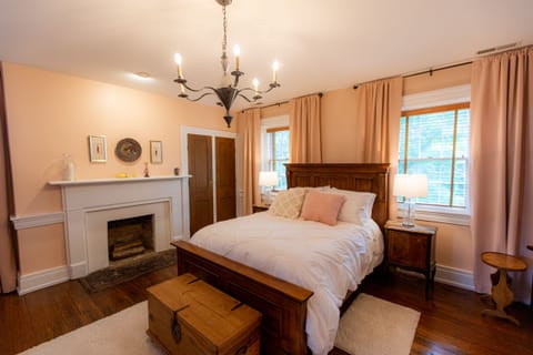 Room, 1 Queen Bed | Free minibar, desk, laptop workspace, blackout drapes