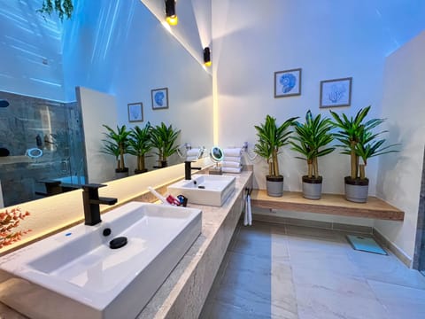 Luxury Room, 1 King Bed with Sofa bed | In-room safe, blackout drapes, bed sheets