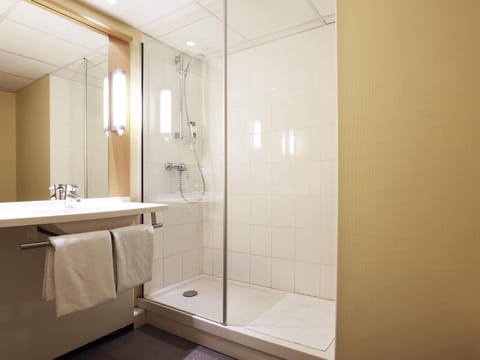 Premium bedding, in-room safe, desk, blackout drapes