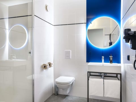 KAI room by ibis - with one large bed for 1 or 2 people | 1 bedroom, in-room safe, desk, laptop workspace