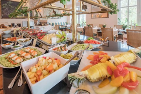 Daily buffet breakfast for a fee
