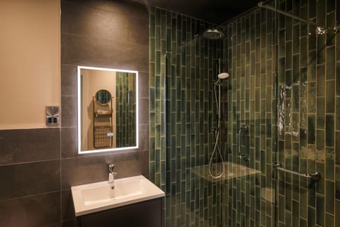 Studio67 - Double or Twin Room (In-room continental breakfast) | Bathroom | Shower, rainfall showerhead, free toiletries, hair dryer