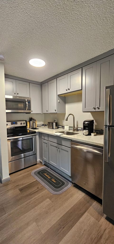 Deluxe Room, 1 King Bed, Non Smoking | Premium bedding, pillowtop beds, individually decorated