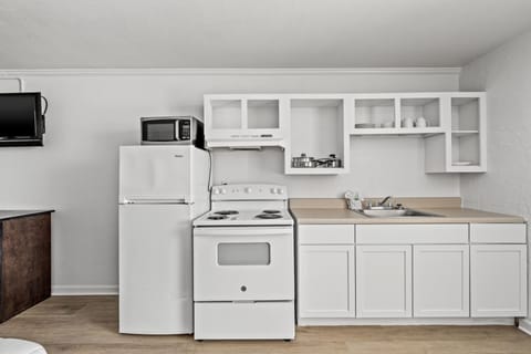 Standard Room, Kitchen, Ground Floor | Private kitchen | Mini-fridge, microwave, coffee/tea maker