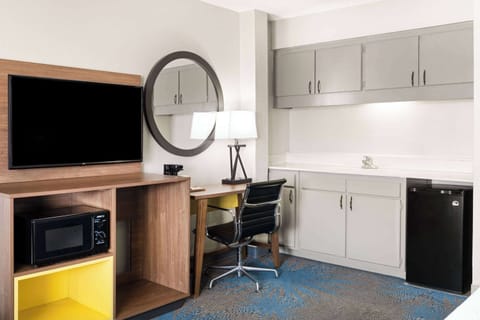 Standard Room, 1 King Bed NON SMOKING ROOM | Hypo-allergenic bedding, in-room safe, desk, free WiFi