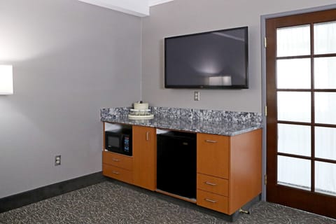Suite | Living area | 42-inch LCD TV with cable channels, TV