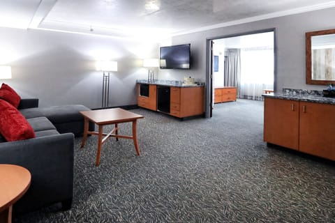 Suite | Living area | 42-inch LCD TV with cable channels, TV