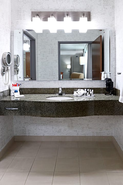 Suite | Bathroom | Combined shower/tub, designer toiletries, hair dryer, towels