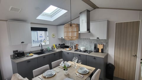 Deluxe House | Dining room