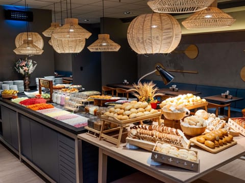 Daily buffet breakfast for a fee