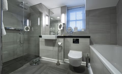 Mews Superior Room | Bathroom | Combined shower/tub, free toiletries, hair dryer, bathrobes