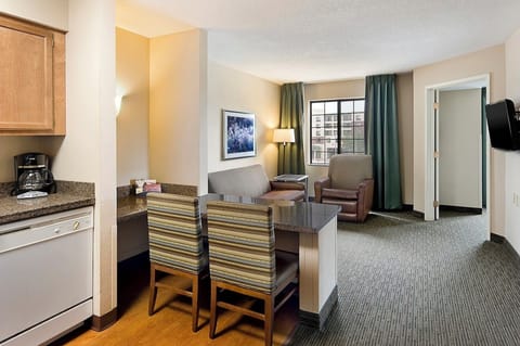 Family Suite | Premium bedding, in-room safe, desk, laptop workspace