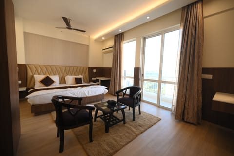 Deluxe Double Room, 1 Bedroom, Non Smoking, City View | In-room safe, laptop workspace, WiFi (free), bed sheets